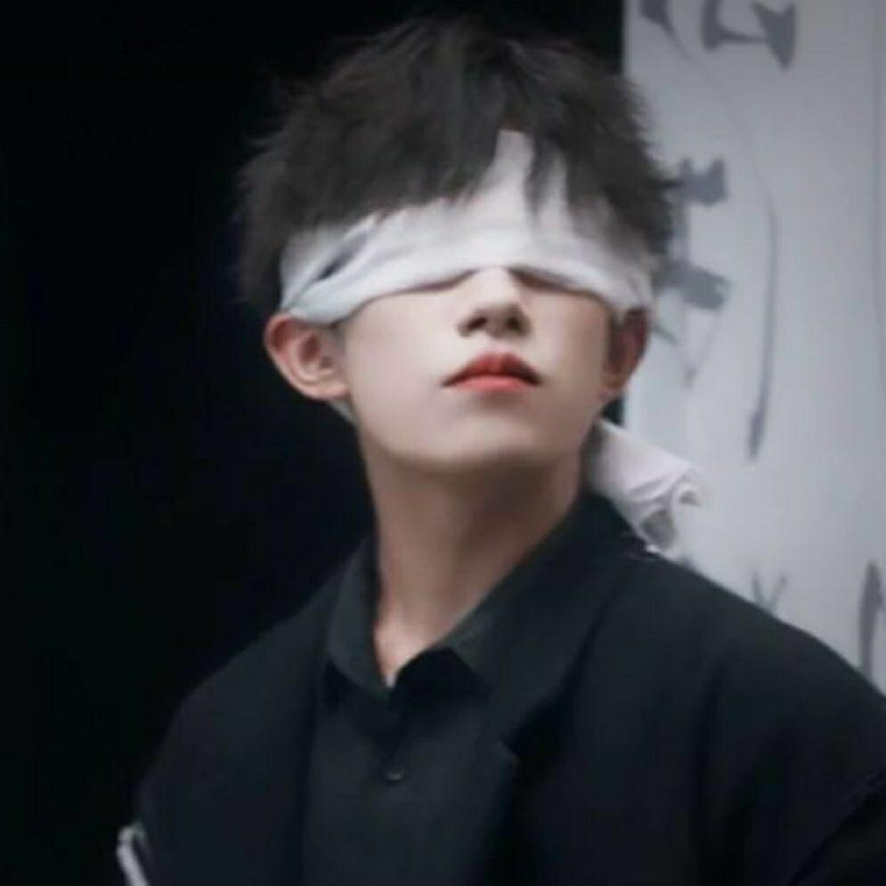 有没有类似于这种蒙眼的男生的头像?