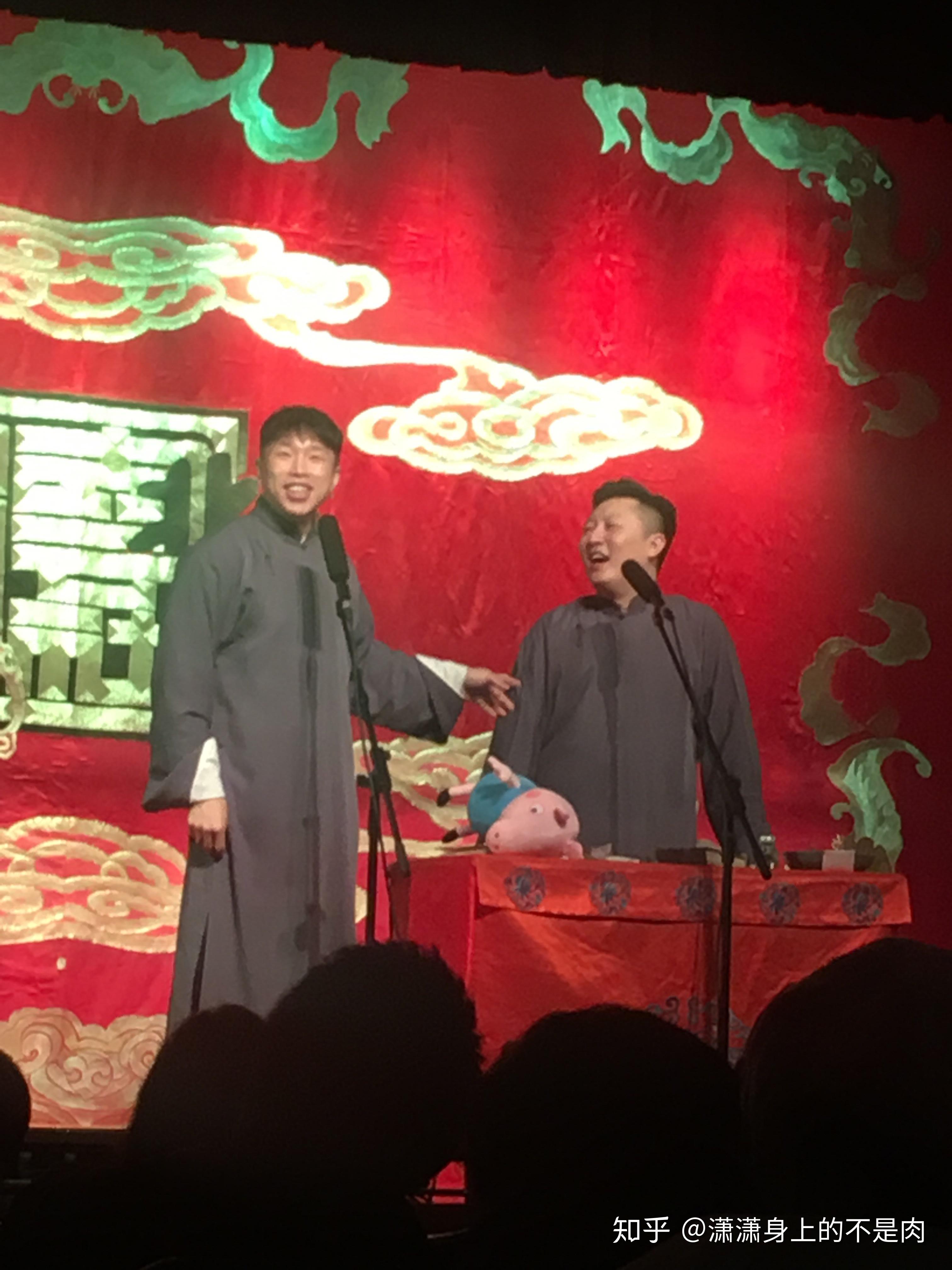 德云社相声演员真人和照片电视上一样吗?