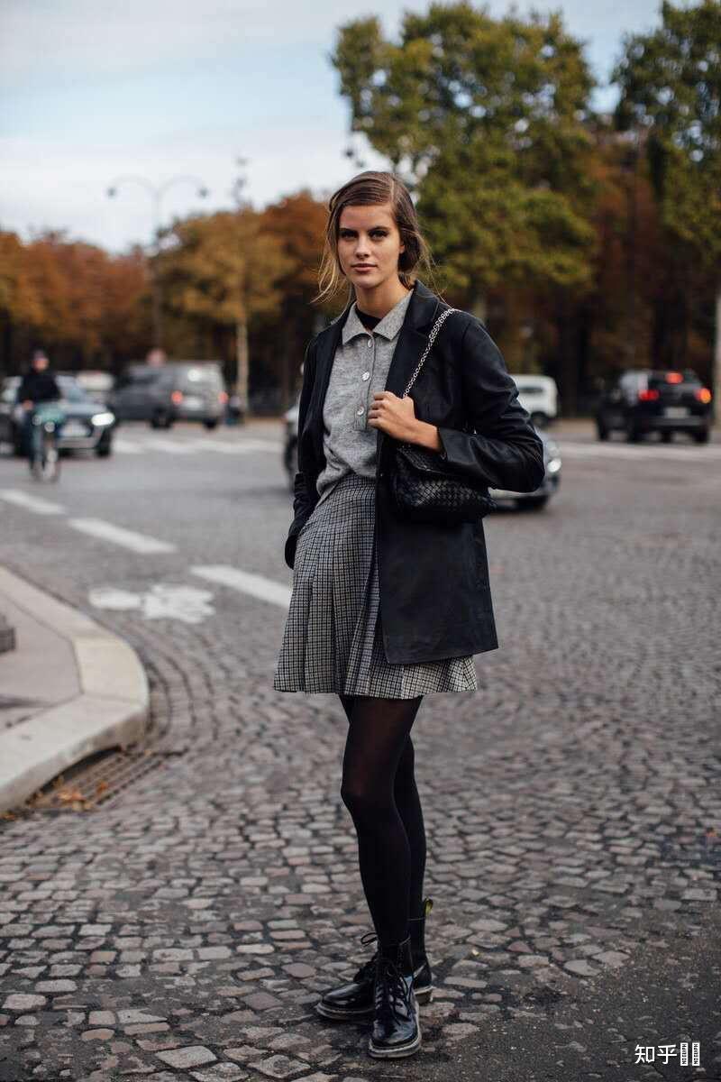 灰色的百褶短裙如何搭配上衣呢