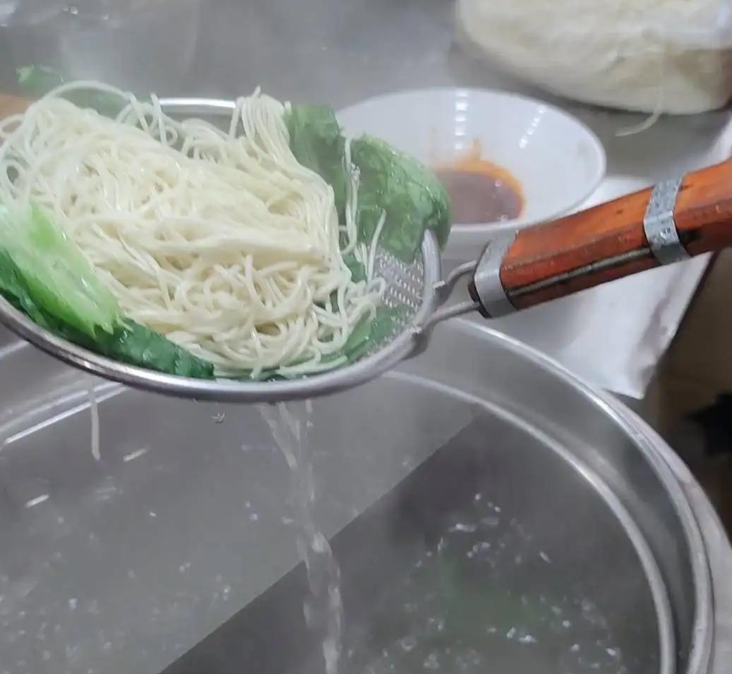 为什么面馆里煮面要用清水煮,而不用高汤直接煮呢? - 知乎