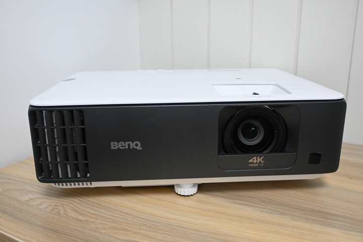 想要电竞房氛围拉满你只差一台游戏投影仪明基tk700st4k投影仪测评