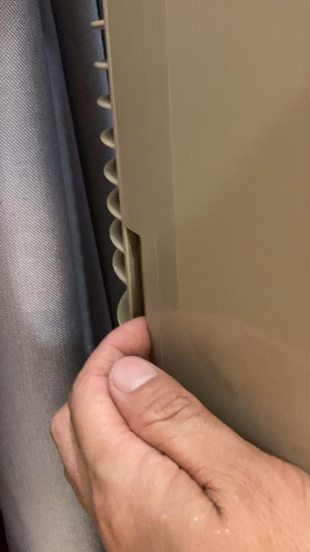 格力i铂圆柱形空调过滤网清洁
