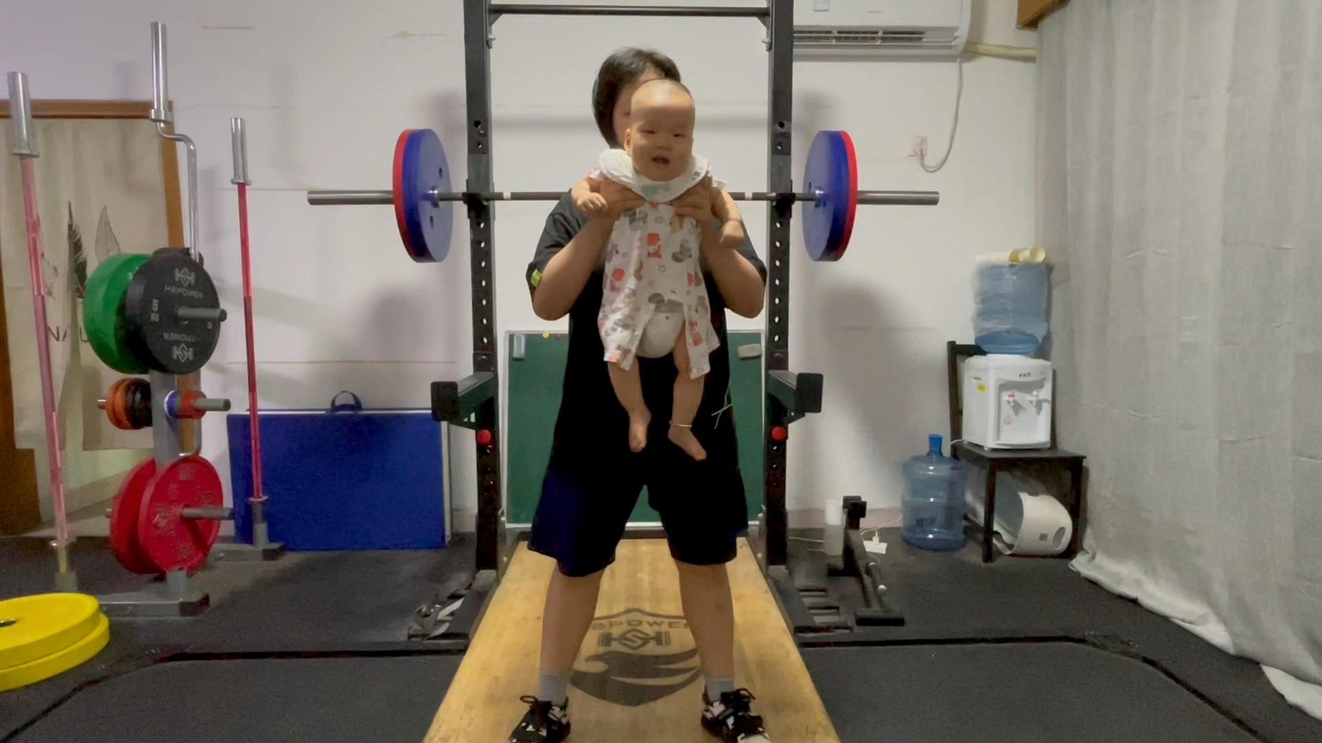 妈妈带娃做深蹲小小工具人还挺高兴