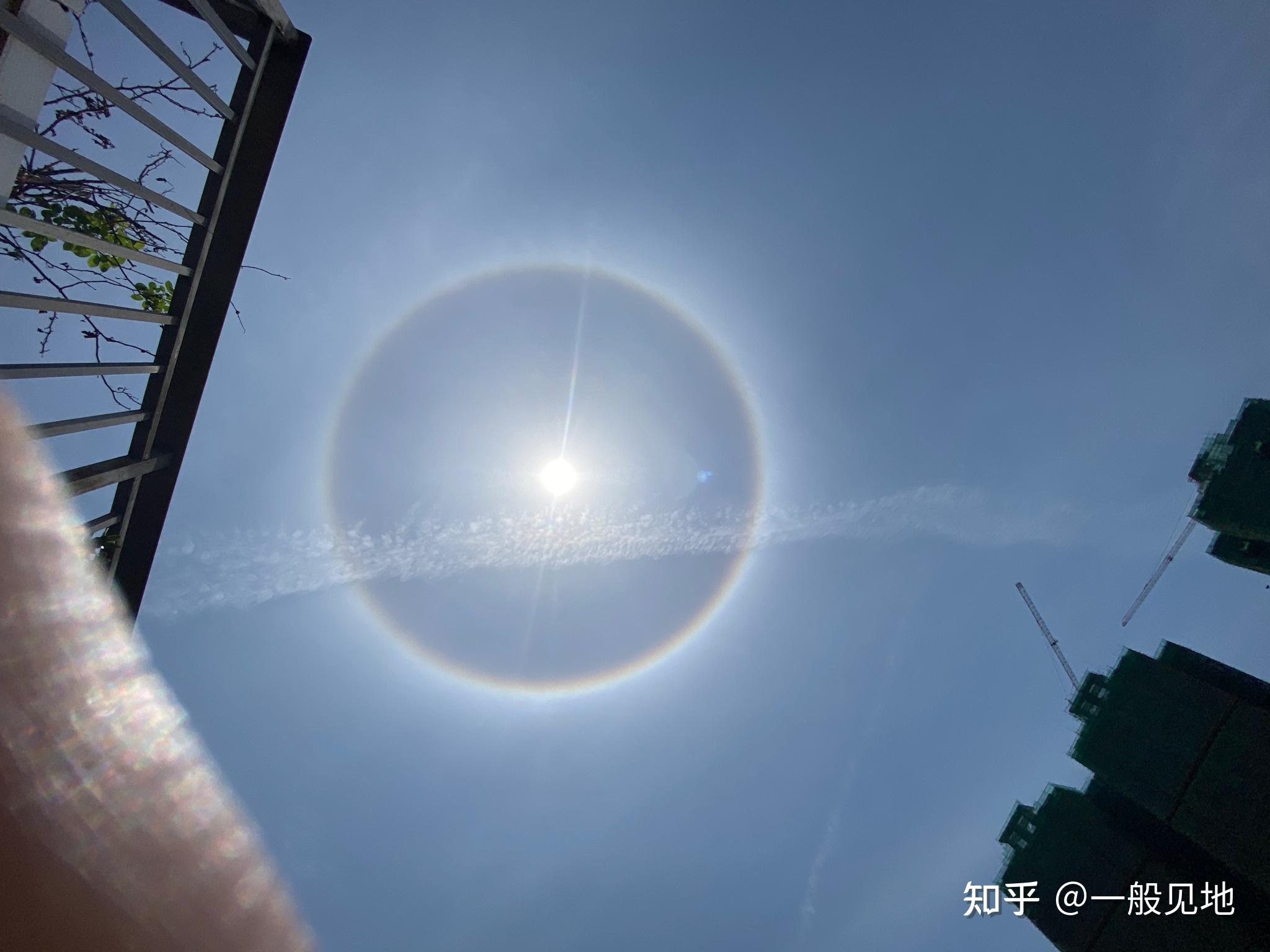 太阳周围 出现一圈彩虹光晕,光圈内亮度比光圈外暗一点,这是什么现象?