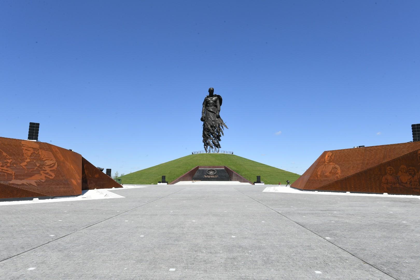 苏联雕像勒热夫图片