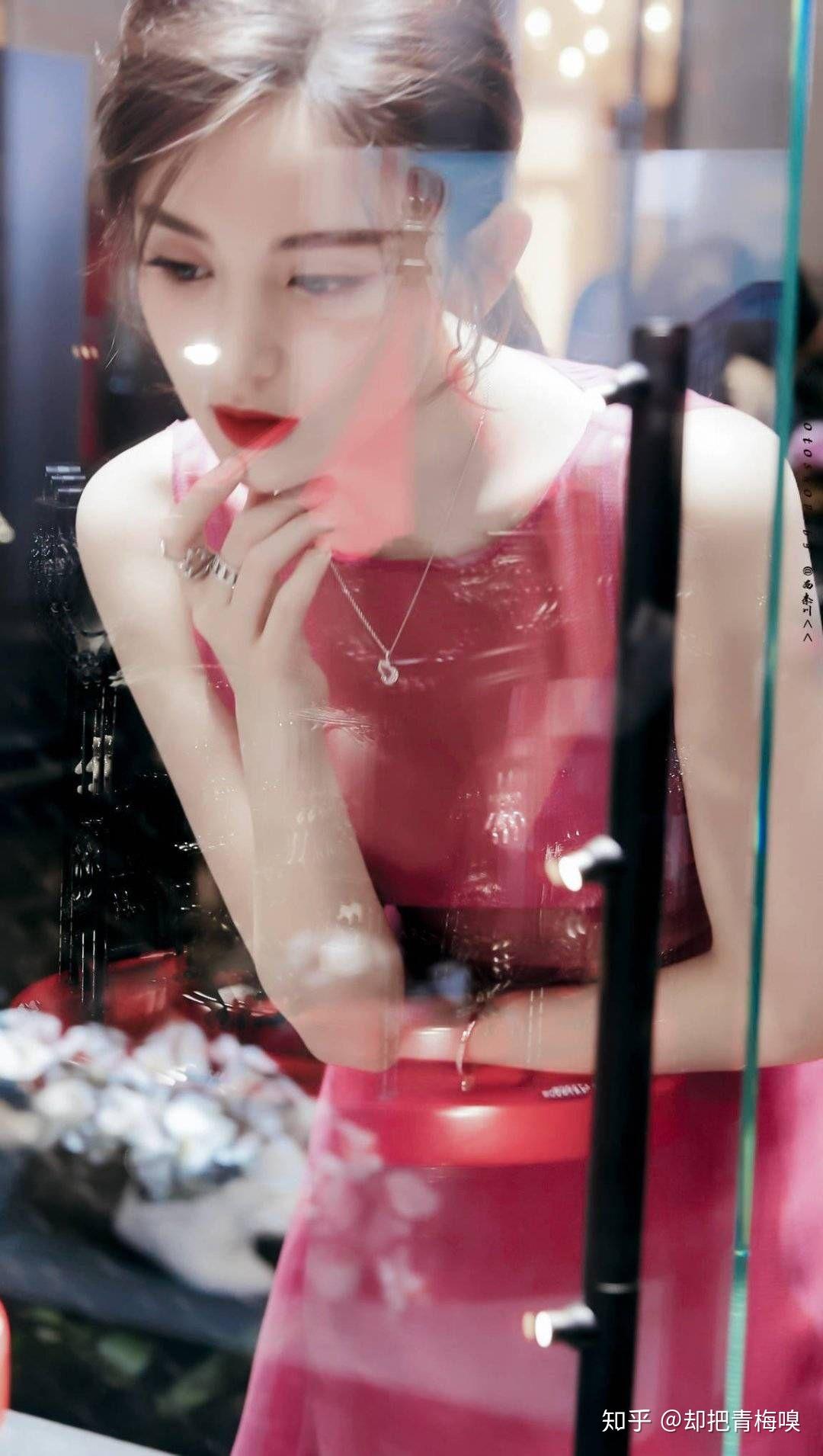 有哪些女明星穿红色特别好看