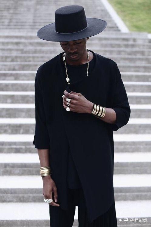 皮肤黑的男生如何搭配衣服