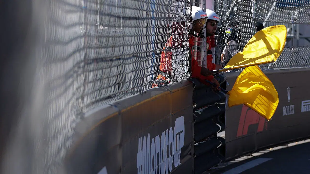 F1比赛中不同颜色旗帜都有什么含义? - 知乎