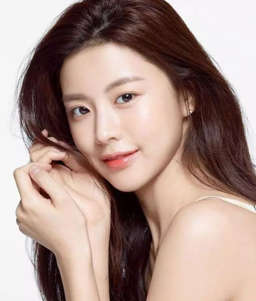 高允真如何成为新一代整容模板"妈生脸"