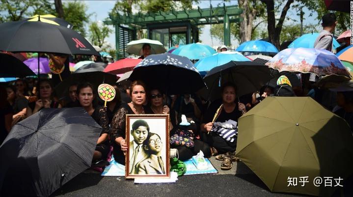 如何看待泰国王妃诗妮娜因不忠被剥夺头衔