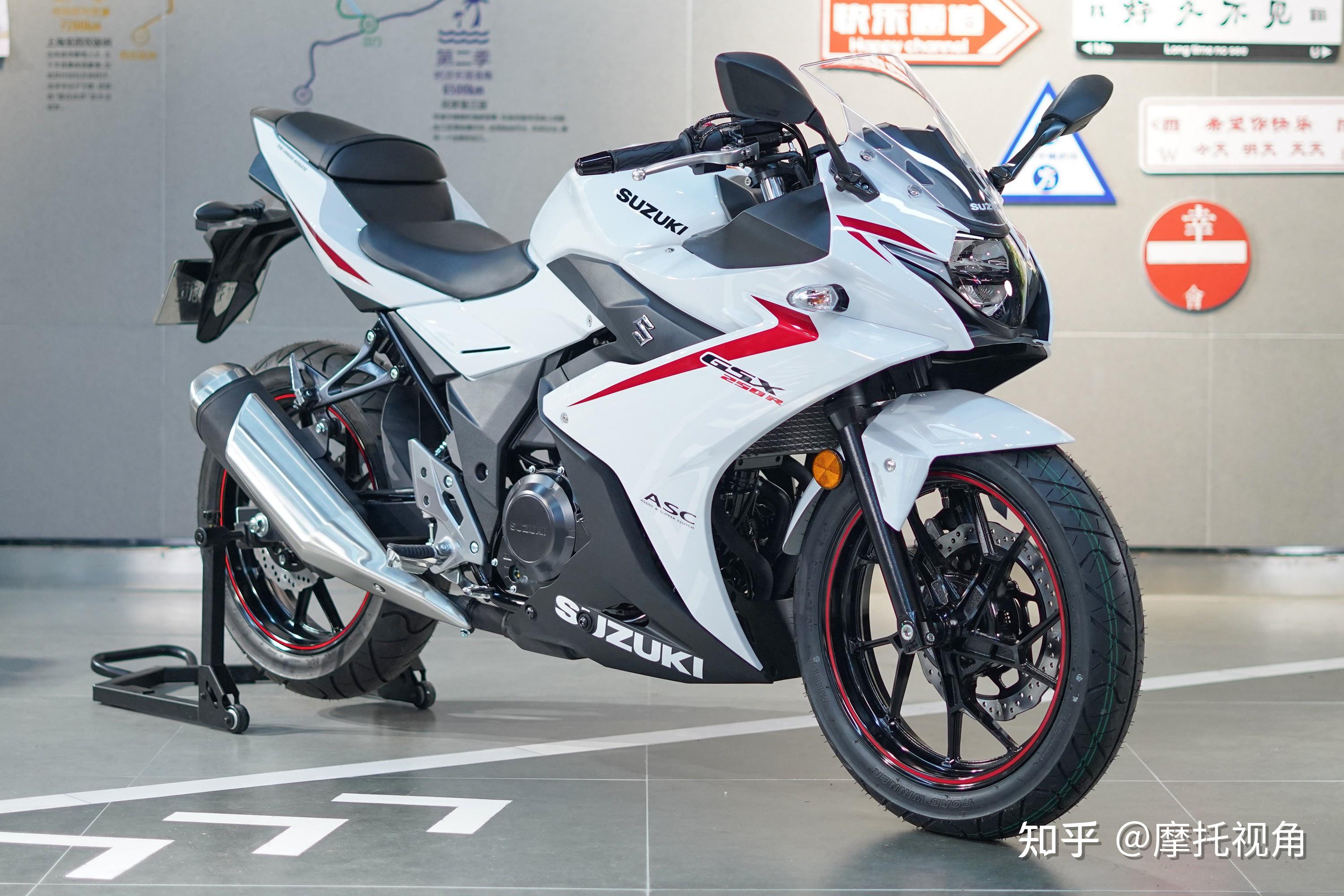 摩托车小白,市区代步入门用春风250sr还是豪爵铃木gsx250r?