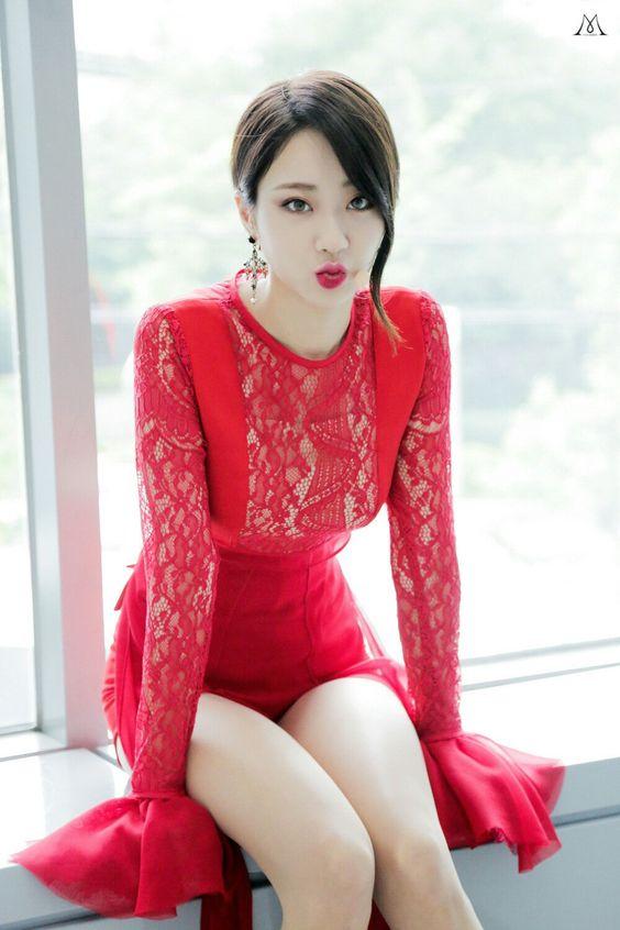 朴秀荣智妍带有一点知性气质,在女团中辨识度蛮高的.朴智妍