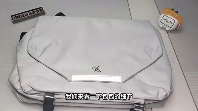 光影行星light系列理岩斜挎包。最大可放16寸笔记本,并使用加厚保护。雨伞和三脚架专用位,不怕打湿包内物品。背部可展开穿入行李箱拉杆不怕掉