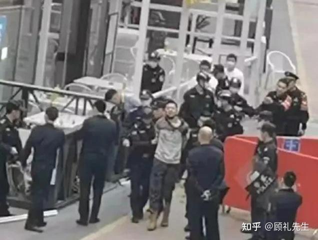 漳州男子当街砍人警方：已控制