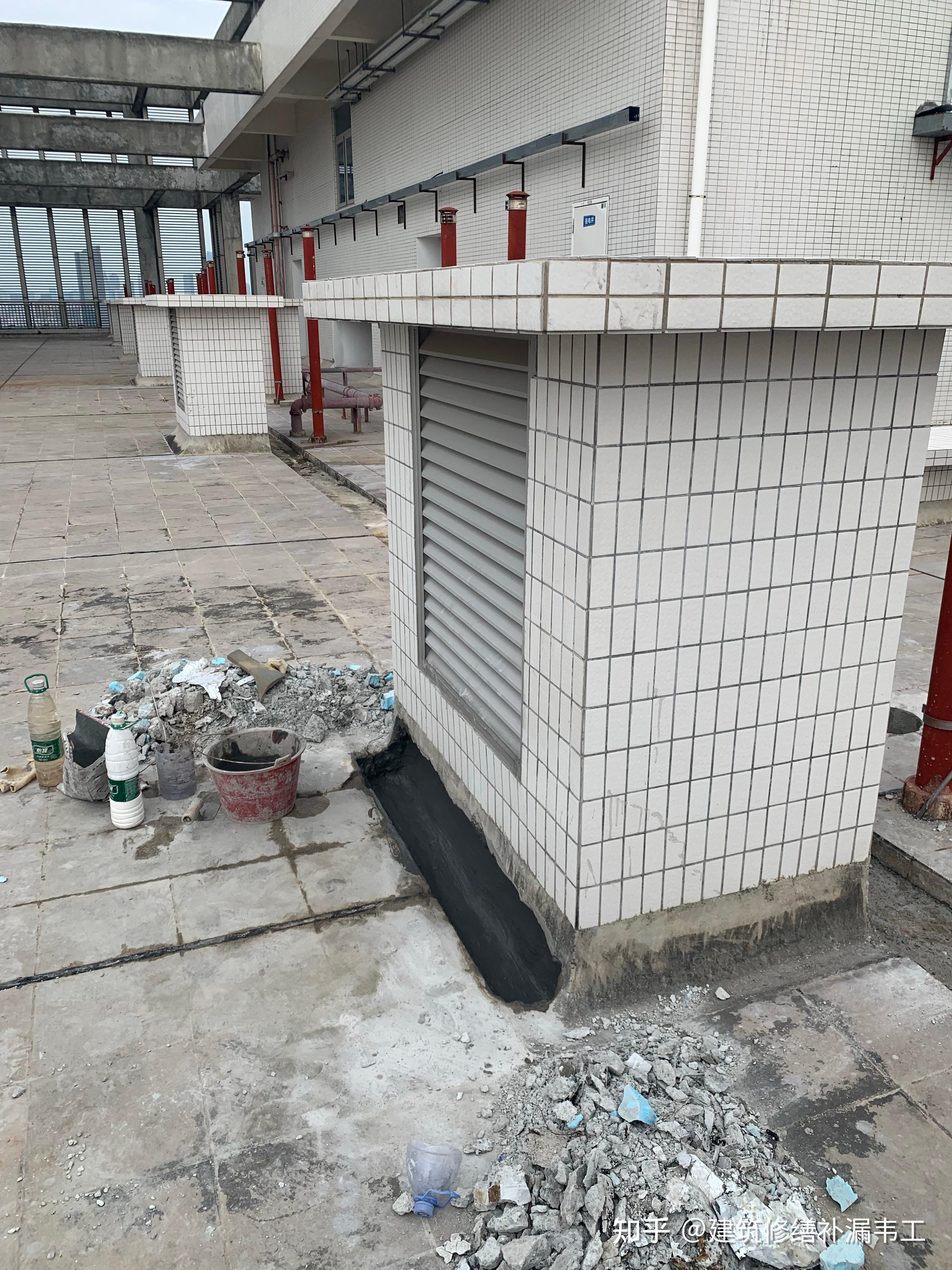 位置楼房顶楼,蓝色箭头是厨房烟道,黄色位置有个开口,每天有水蒸气