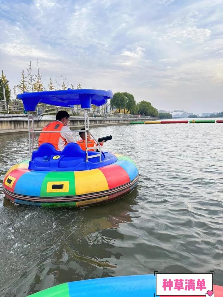 夏季最好玩的游乐设备——水上碰碰船