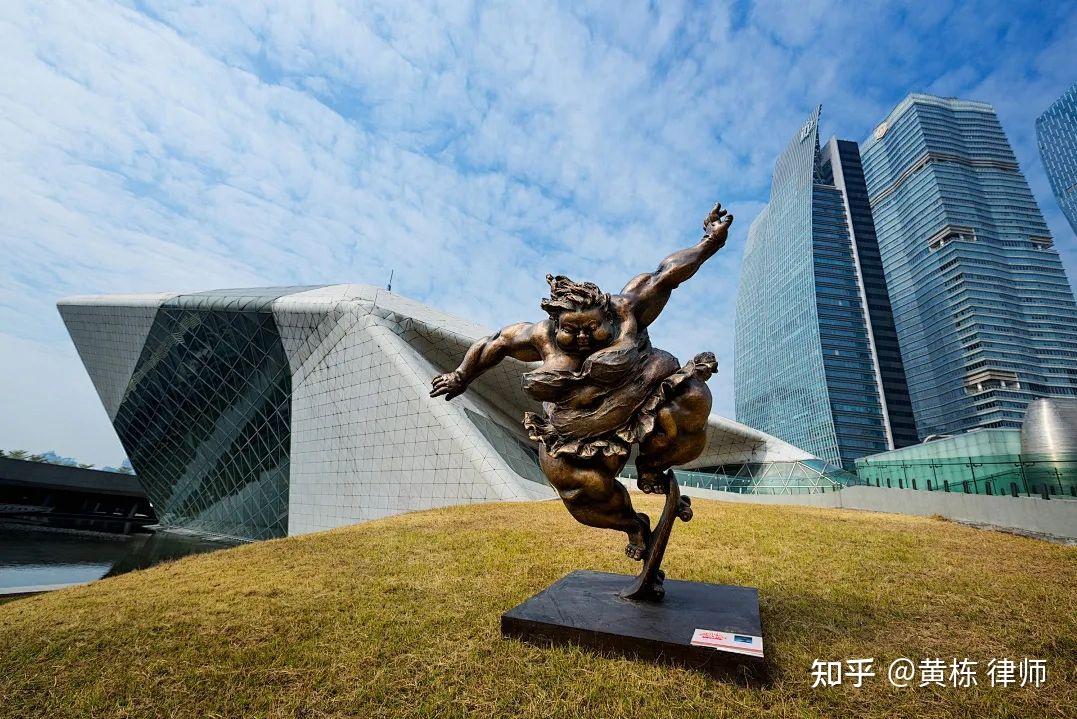 白云机场大厅雕塑被指有损女性形象,机场客服回应会调查核实处理,如何