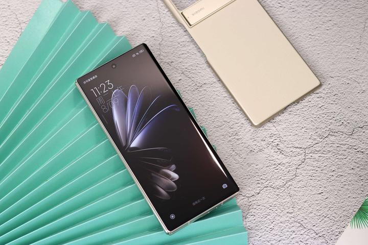三星再次嘲讽苹果,iPhone没有折叠屏,用户只能等! - 知乎