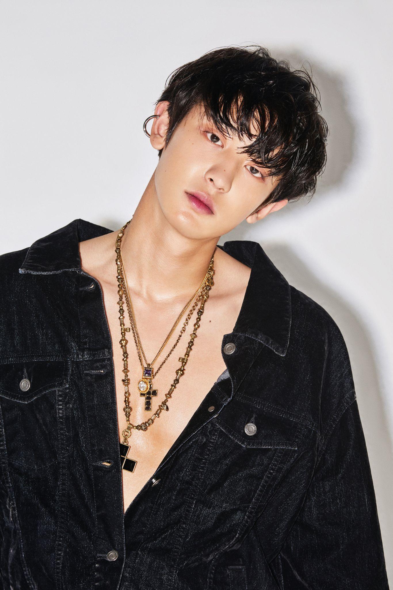 求朴灿烈黑发时期的照片?