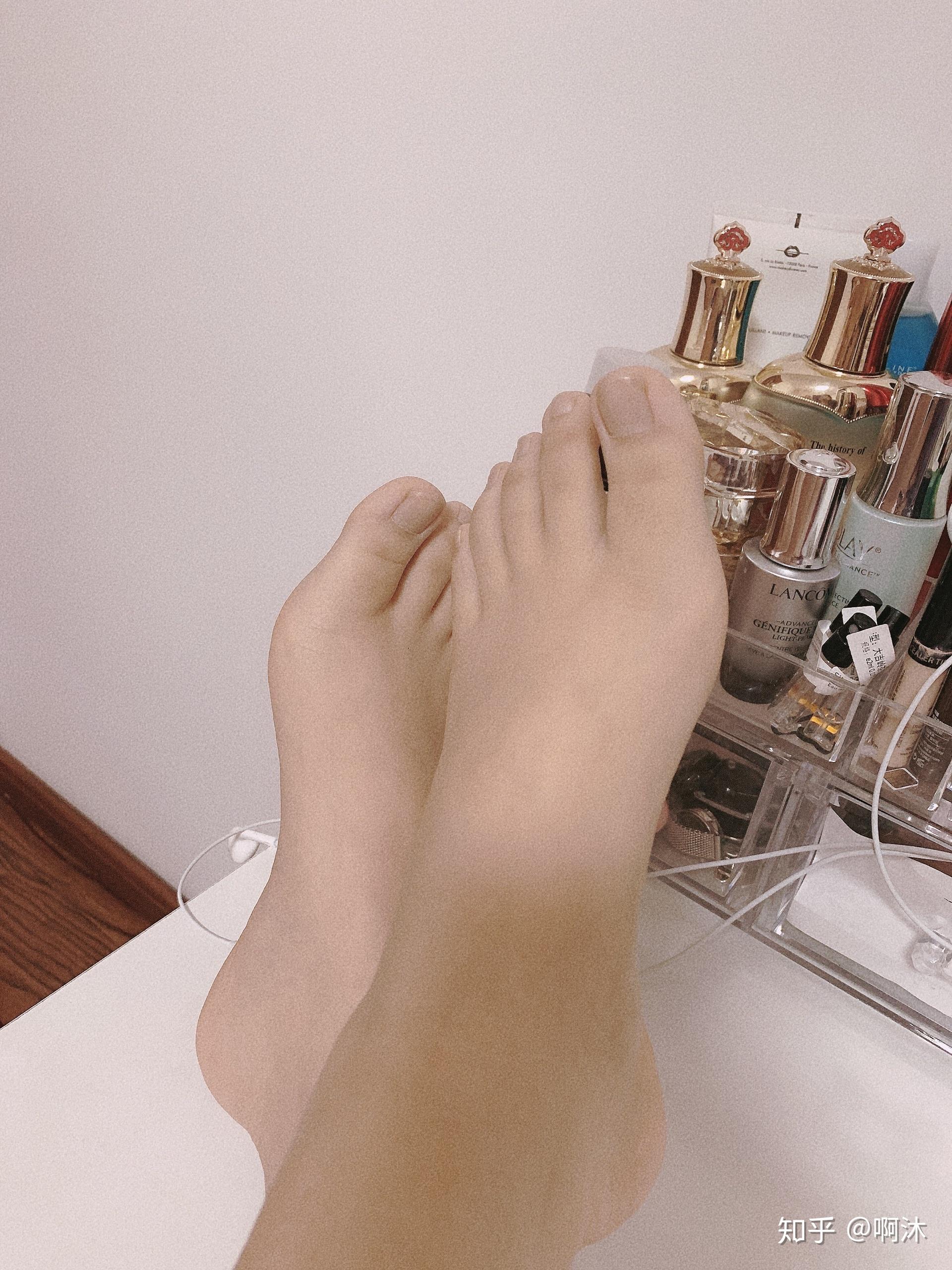 女孩子的脚骨感的好看还是肉肉的好看