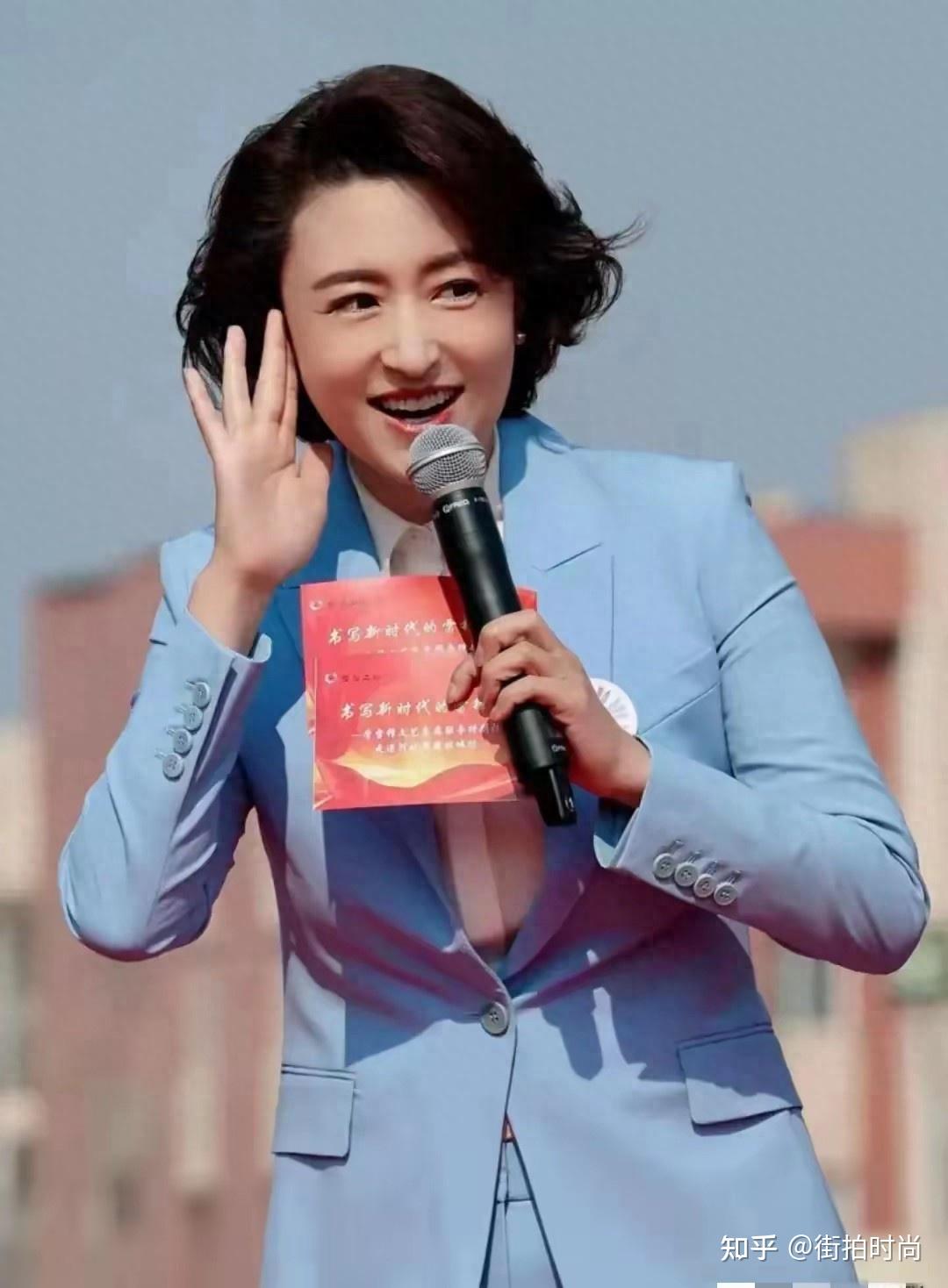 张蕾在露天场地主持活动,穿蓝色西服太紧身遭吐槽,其实挺美 - 知乎