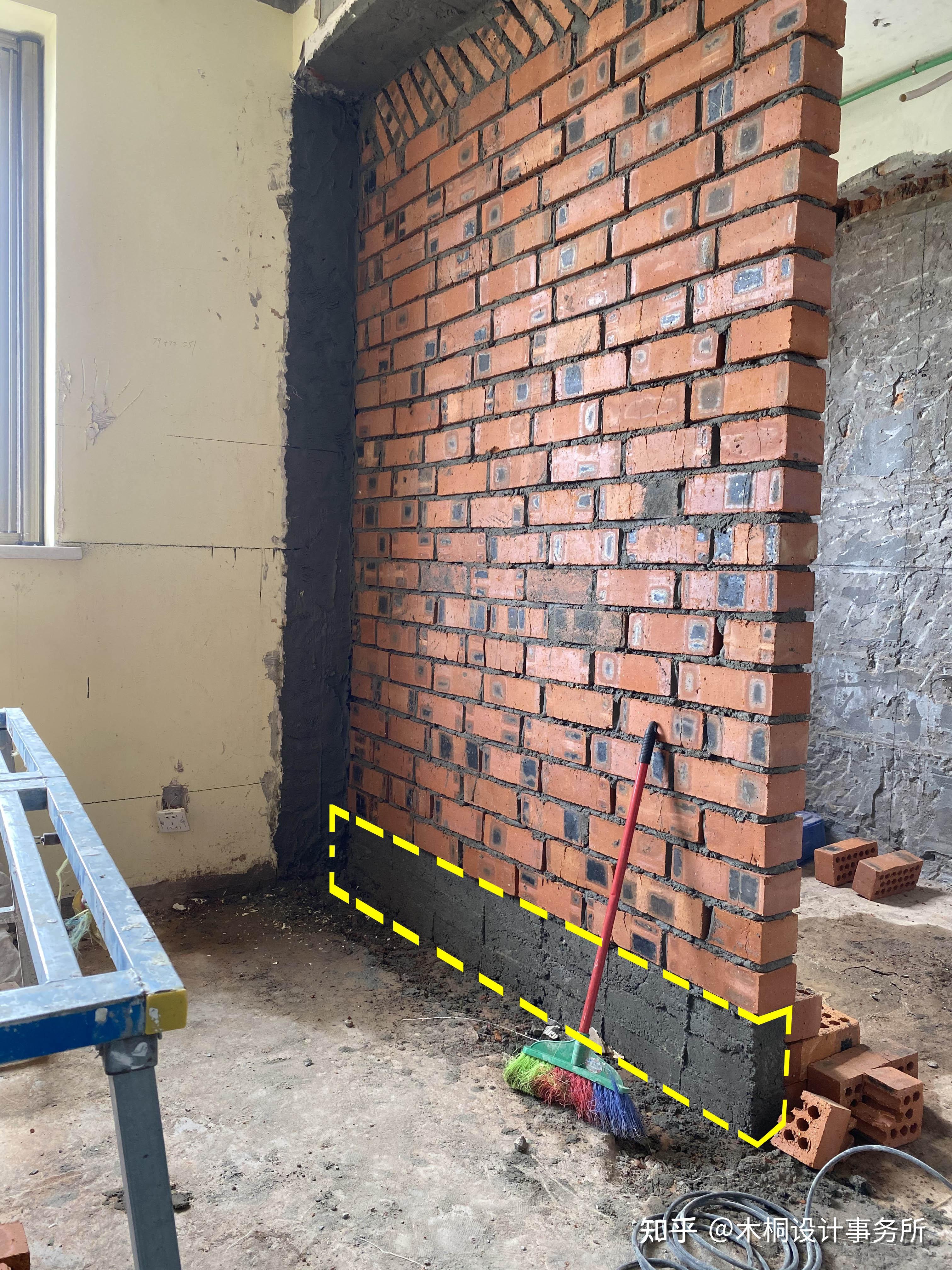 麻烦大家帮我看一下,墙面鼓包是油漆没做好还是门槛石的防水的问题?