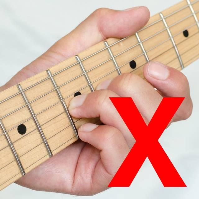电吉他推弦老是碰响其他弦怎么办