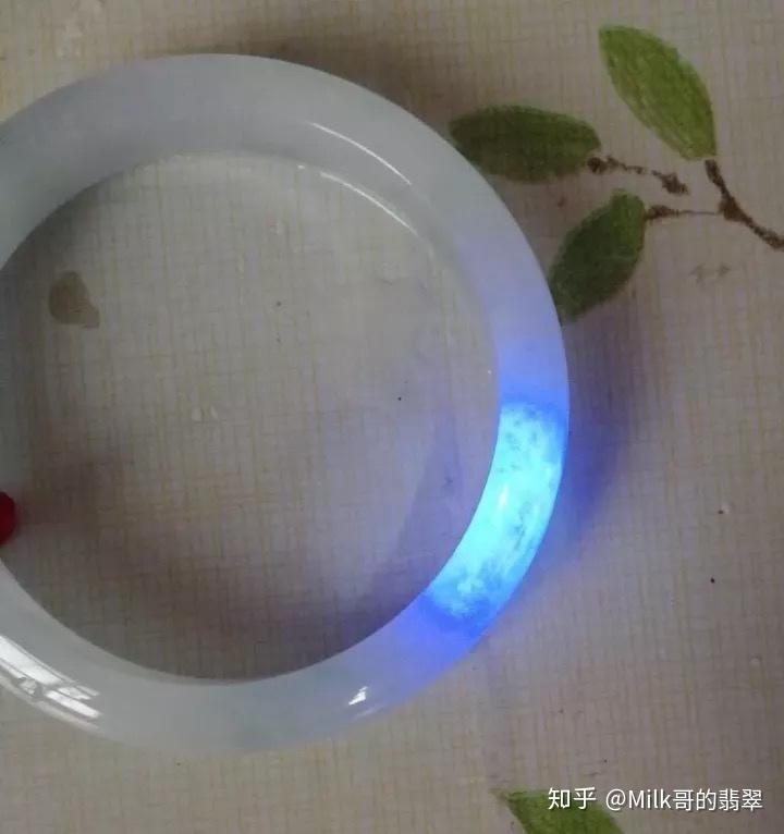 什么品种翡翠能产生荧光或者是起胶的感觉