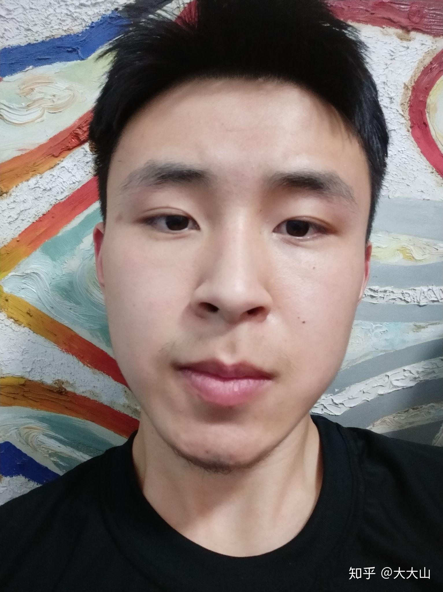 为什么自拍的时候非镜像的情况下感觉自己很丑脸都是歪的