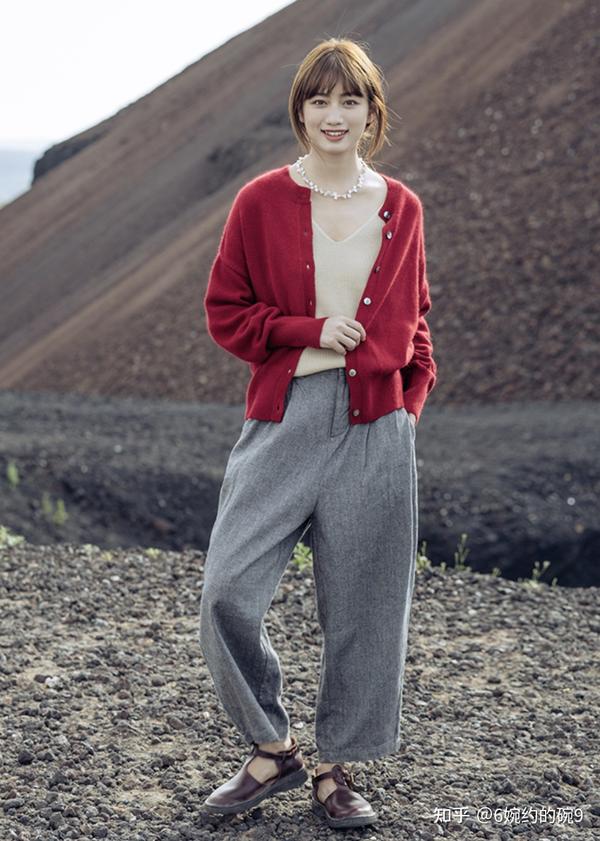 红色毛衣搭什么裤子好看?
