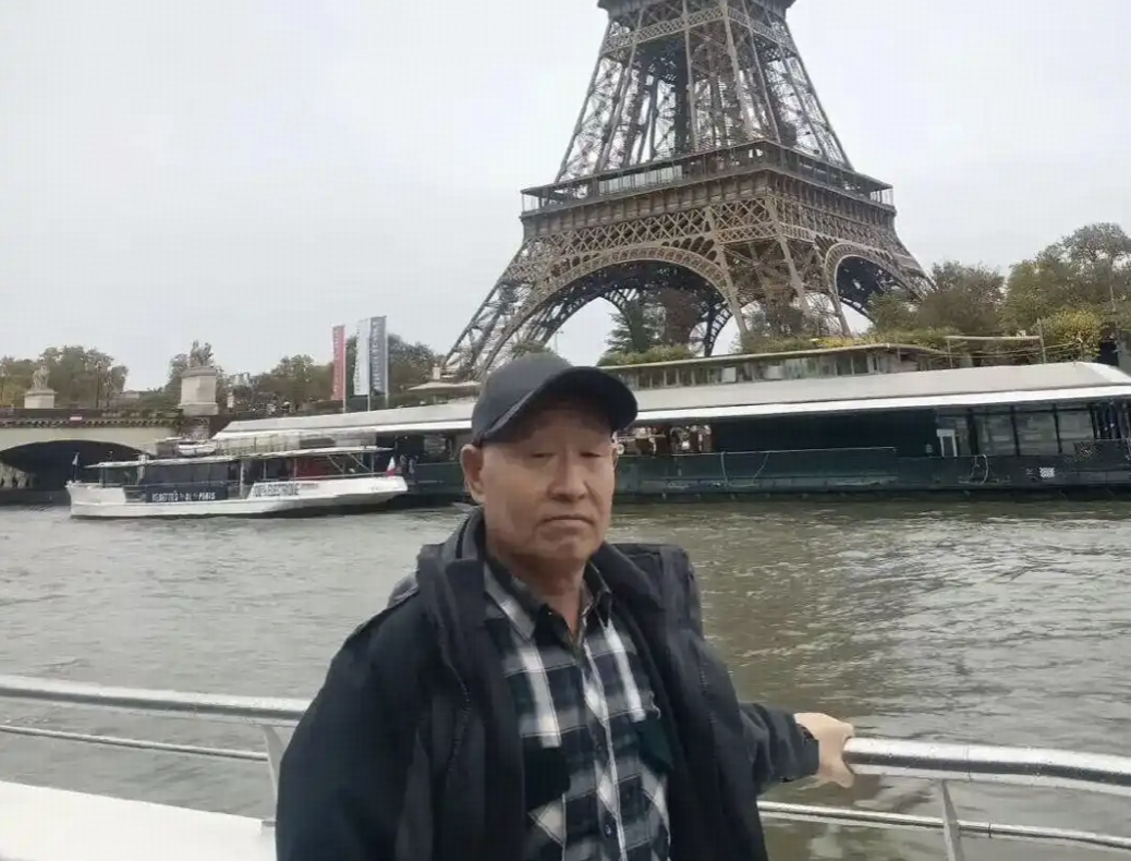 大爷拍的埃菲尔铁塔被调侃像「电线塔」、塞纳河如村头水沟，这组「素颜巴黎」为何会引发热议？你有哪些触动？