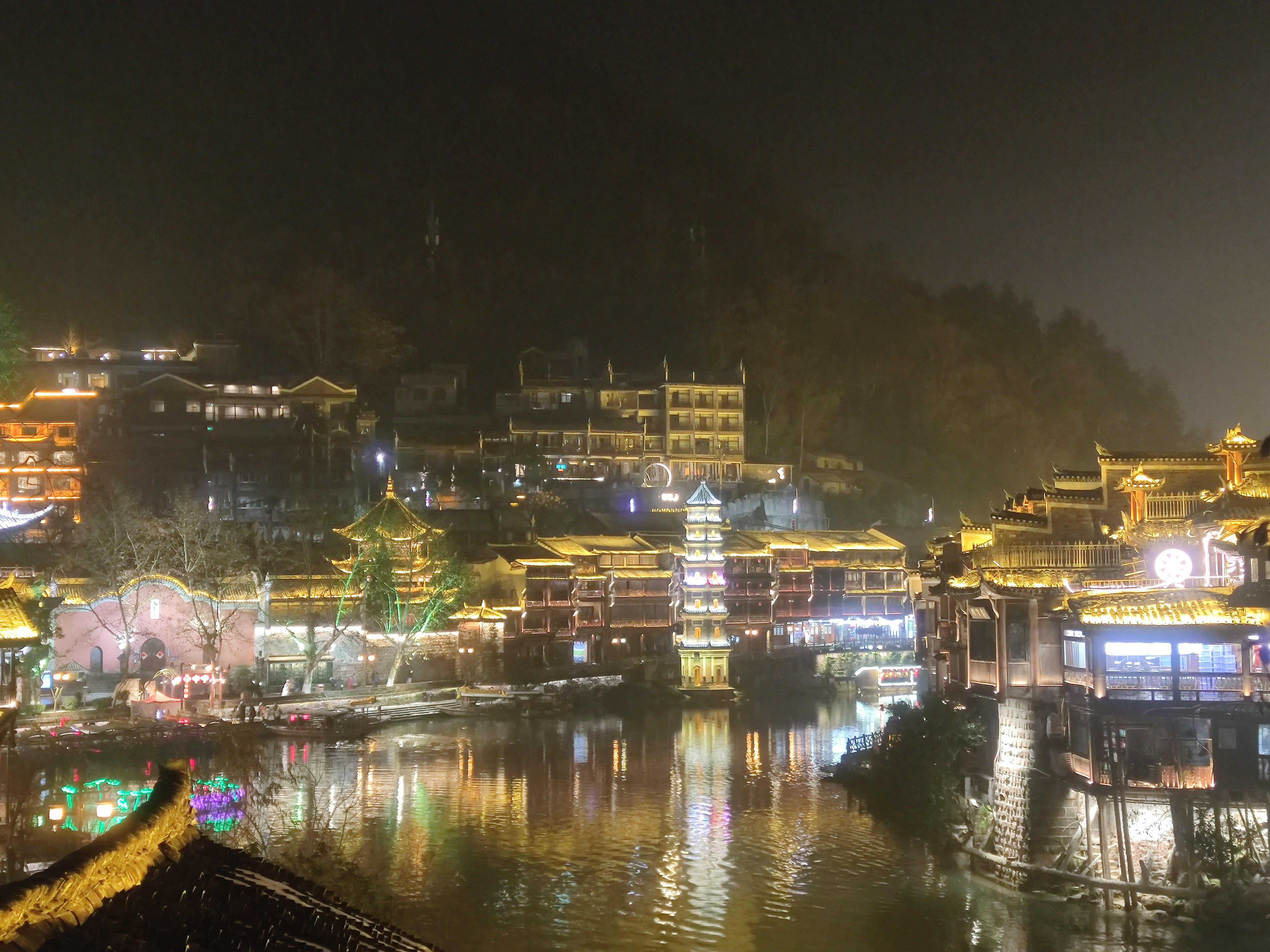 为什么网上那么多人骂凤凰古城,凤凰古城还值得去么?