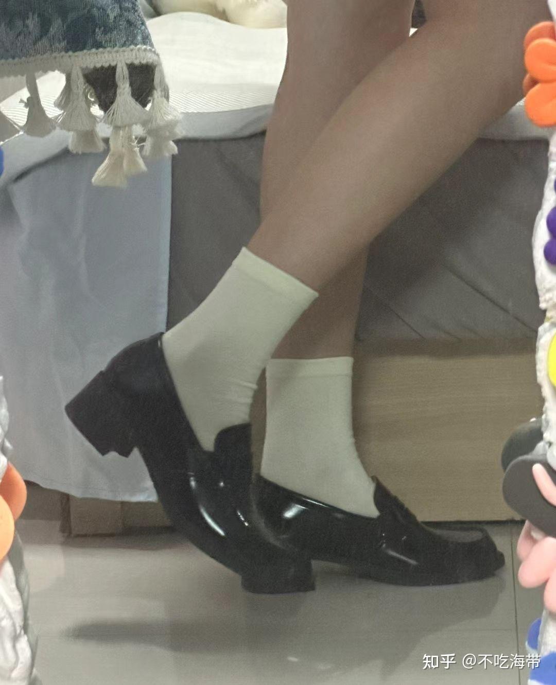 女生为啥喜欢穿白袜子