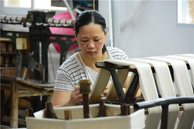 佛山有一间有着近60年历史的缫丝厂几十名现代织女在唧唧复唧唧