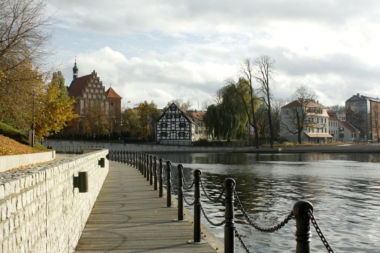 2. 华润小径周边