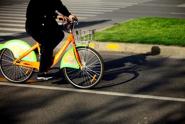 自行车的演变史挡泥板是最伟大的发明去掉横梁则最让人恼火