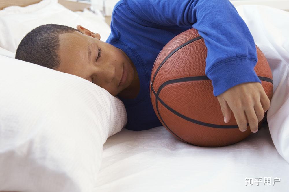 抱着篮球睡觉,可以提升球感吗? - 知乎