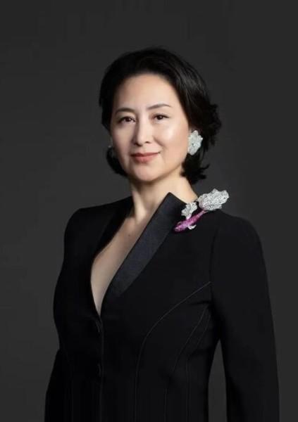 何超琼翡翠上亿,为什么名媛阔太都喜欢戴翡翠呢?
