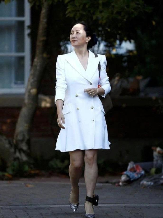 看51岁的孟晚舟才发现:裙子不配丝袜更高级、裤子搭高跟鞋更洋气 - 知乎