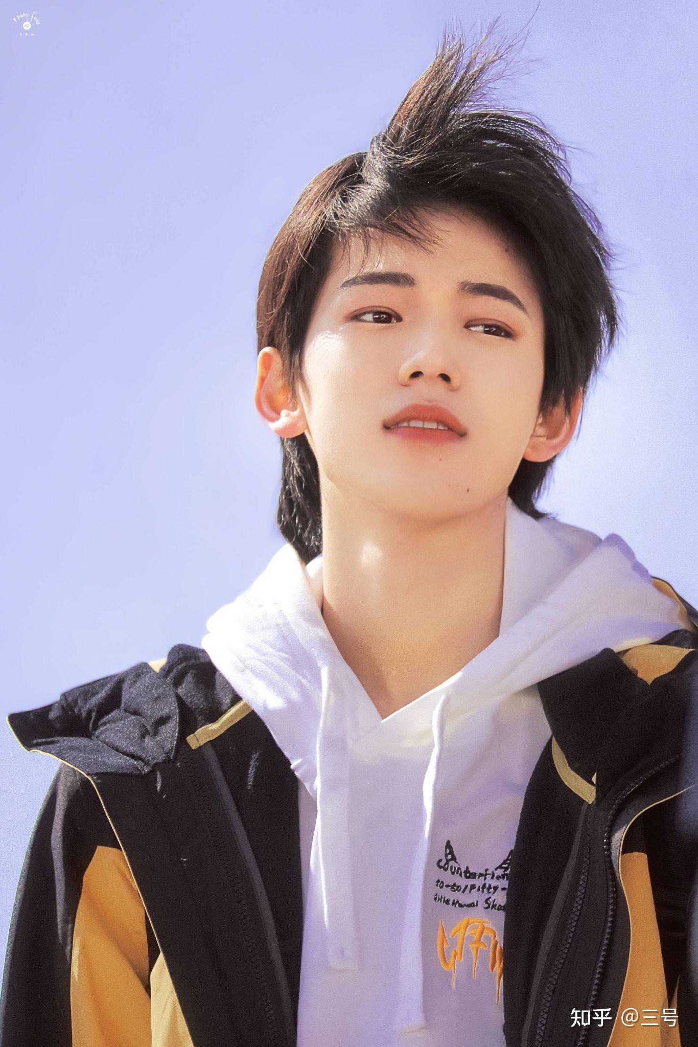 宋亚轩的颜值身材怎样大家可以给我点好图收收吗