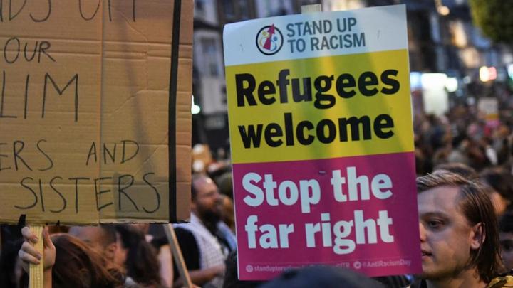 “我们欢迎难民”:英国反种族主义者正团结起来对抗极右翼骚乱 - 知乎