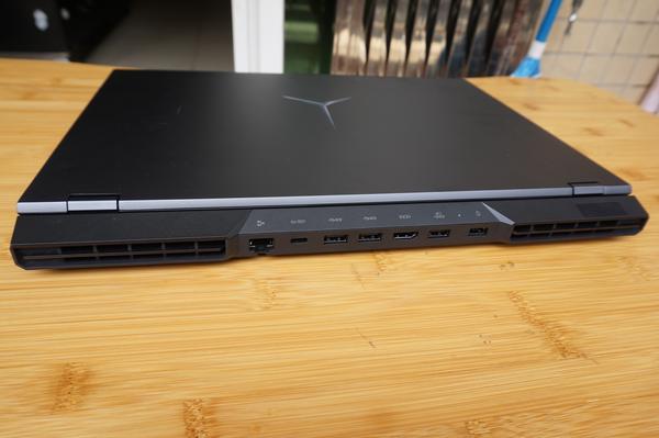 外观照片整体外观a面,因为采用了16:10的屏幕,和上代r7000比,屁股没