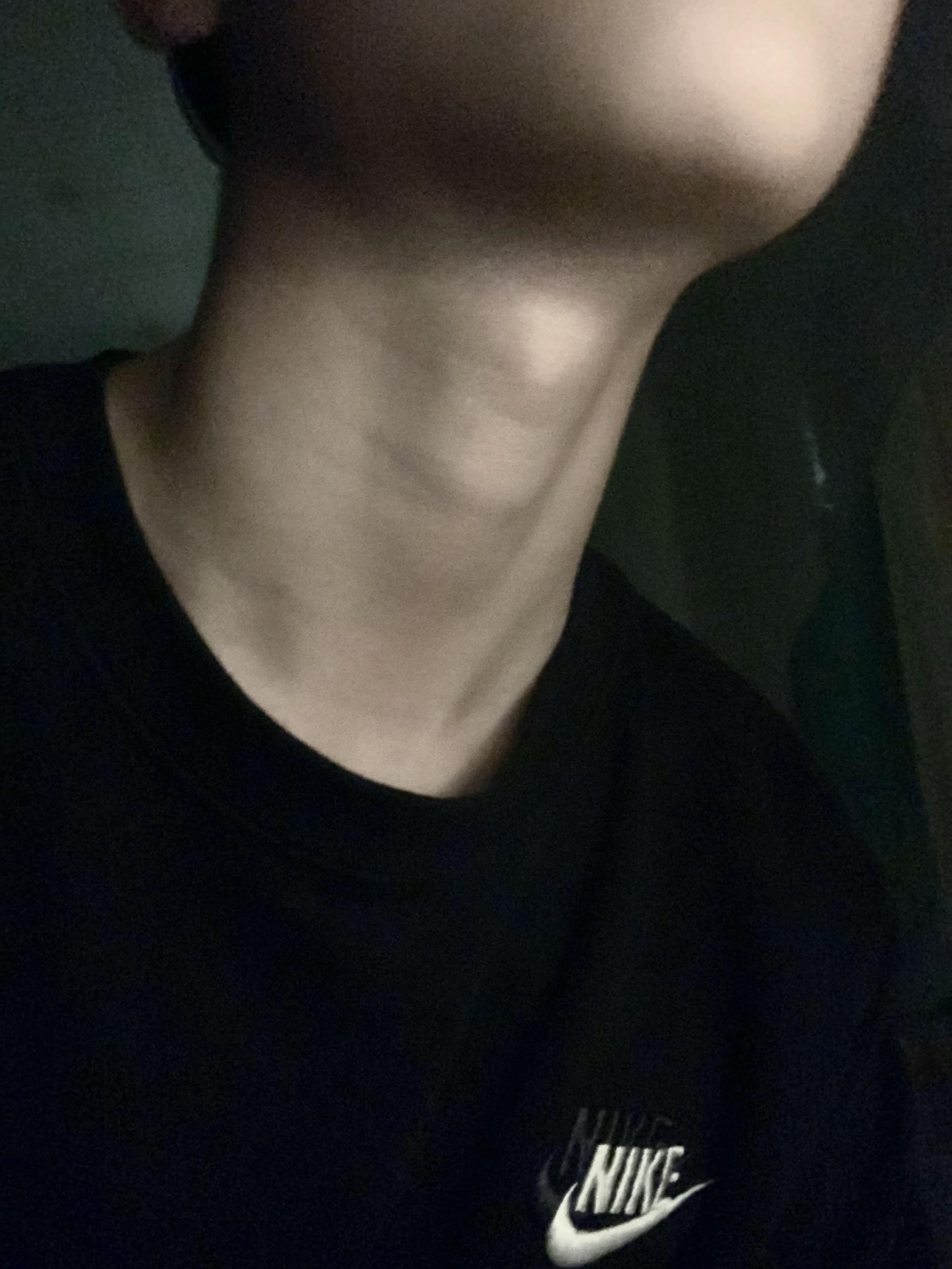 想画一幅男性喉结的素描各位大哥能否发张你们高清帅气的喉结照