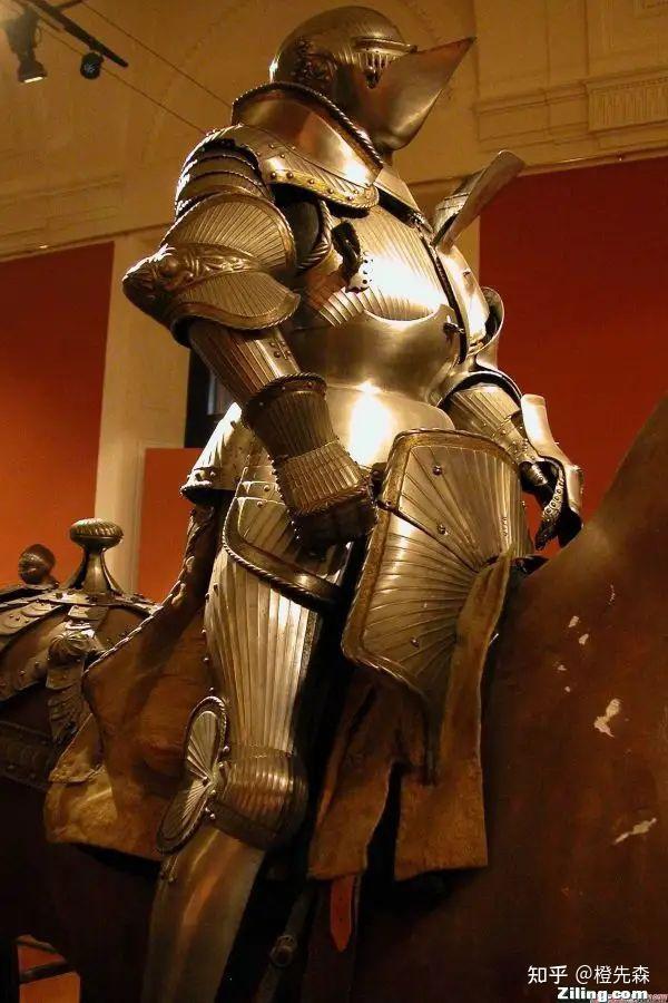 欧洲古代盔甲中的护裆是如何设计的,有的欧洲甲看见好像臀部也有甲,能