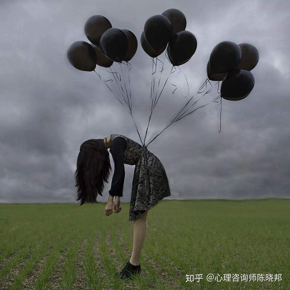 如何看待孩子不认真上网课被妈妈拖进大海,声称「吓唬吓唬」孩子?