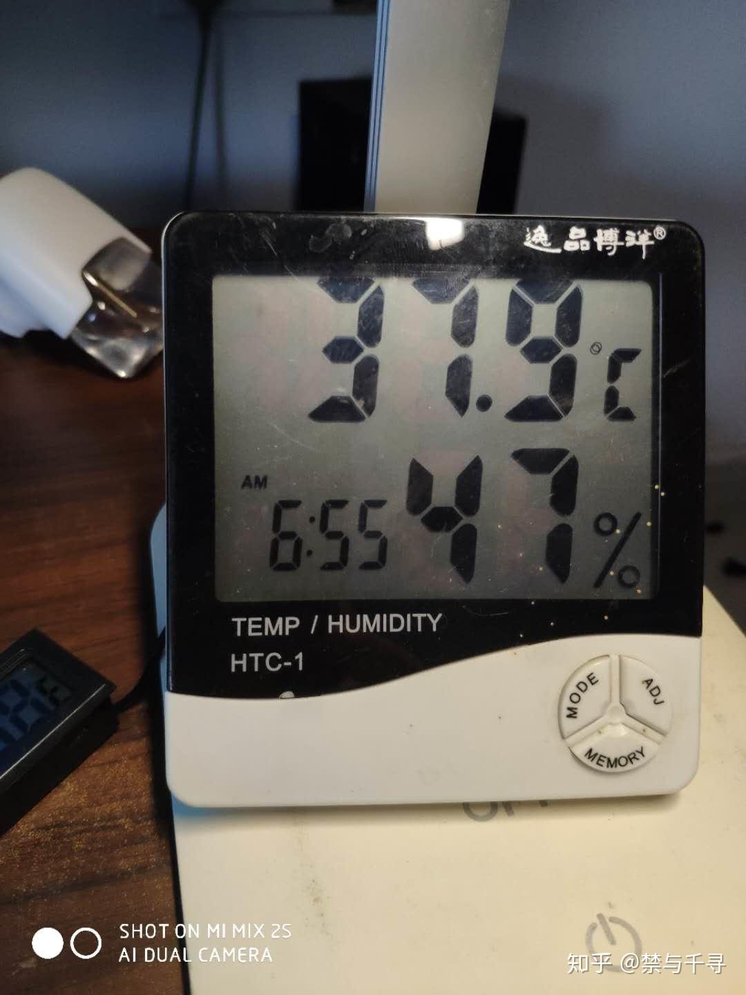 南方夏天宿舍太热,室内温度快40度了,没空调没冰箱,热到睡不着怎么办?