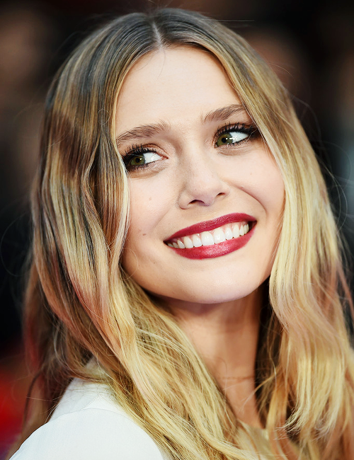 有没有伊丽莎白奥尔森复联绯红女巫的高清壁纸啊