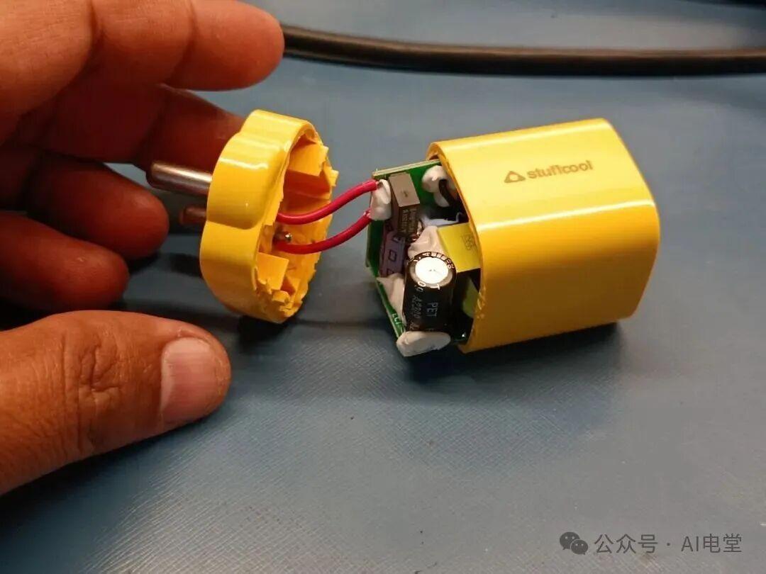 拆解一个印度造的20W USB-PD充电头,怎么会用黄色作为外壳颜色?