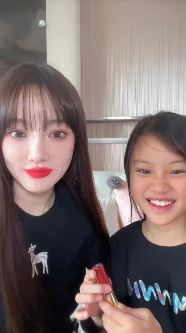 李小璐女儿甜馨遭网暴cos初音被二次元骂惨道歉后注销账号