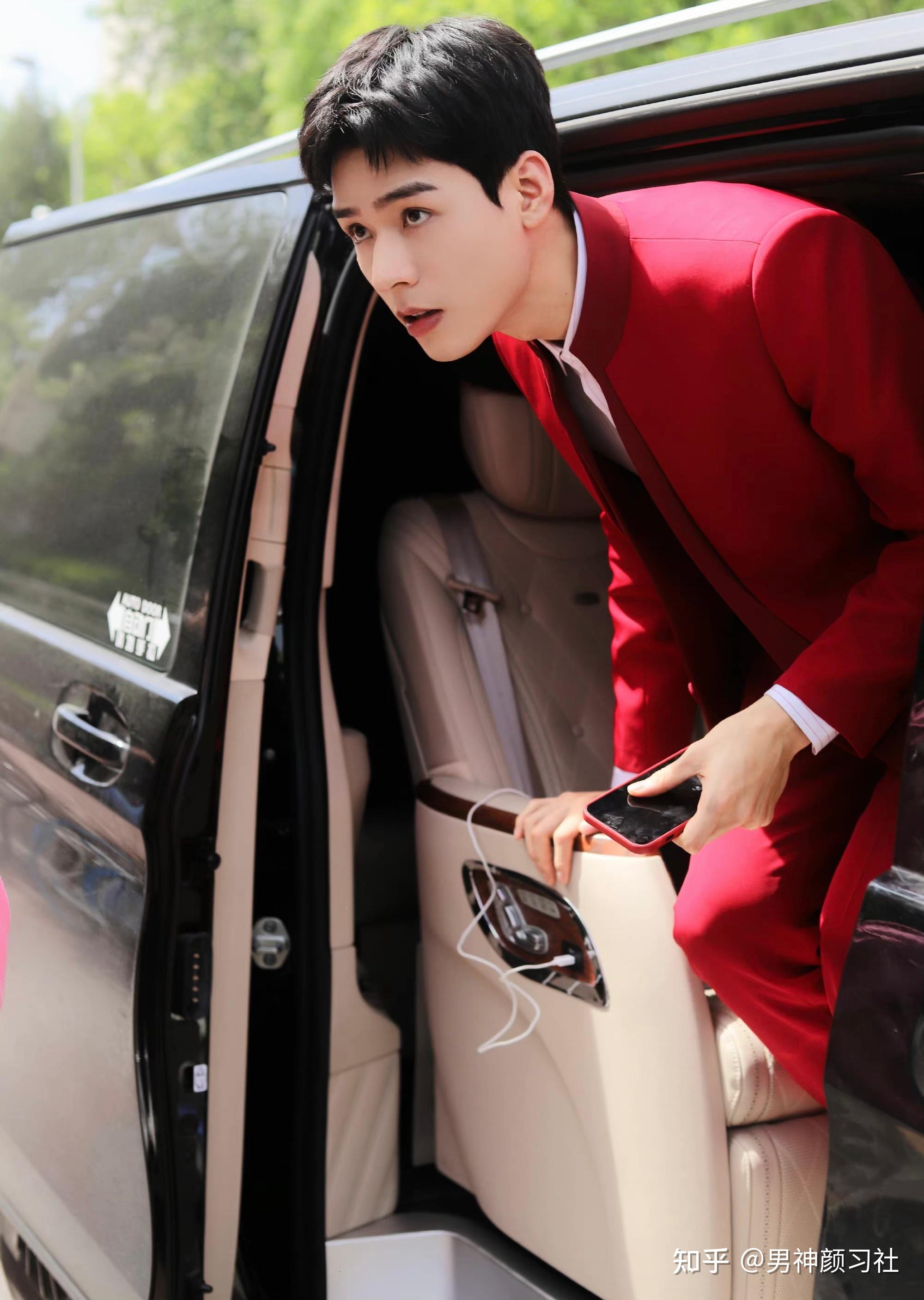 明侦白敬亭红西装第几期